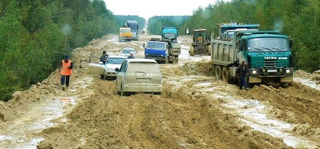 Đường cao tốc xuyên Siberia, Nga: Một trong những đường cao tốc dài nhất thế giới. Trên đường đi là rừng rậm, những ngọn núi đáng sợ và động vật hoang dã bất thình lình chạy vút qua. Kinh khủng nhất ¾ con đường là đất nên đôi khi bạn sẽ bị mắc kẹt trong đám bùn lầy.  