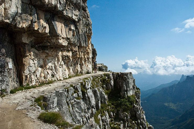 Pasubio, Ý: Một con đường cực kỳ hẹp chạy men theo vách núi cao ngất ngưởng, mặc dù có tầm nhìn ngoạn mục nhưng việc lái xe vô cùng khó khăn và quá nguy hiểm.  