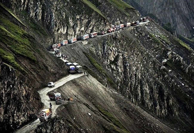 Đèo Zojila, Ấn Độ: Đèo Zojila là một con đường trên đỉnh núi cao hơn 3.300m, nối các thành phố Srinagar và Leh ở Tây Himalayas. Đây là một con đường rất hẹp, không hề có lan can hoặc biển báo, rất nguy hiểm cho việc lái xe.  