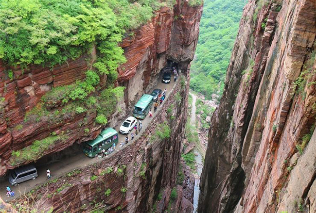 Đường hầm Guoliang, Trung Quốc: Đây là một con đường được người dân đục khoét giữa những ngọn núi đá mà thành. Con đường tiềm ẩn rất nhiều rủi ro bởi nó đi xuyên qua núi, nhưng chất lượng xây dựng không đảm bảo.  