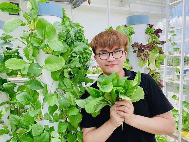 Nam MC còn tự tay trồng nhiều loại rau sạch phục vụ bữa ăn hàng ngày. Ít ai biết rằng, Đại Nghĩa là người ăn chay trường lâu năm.