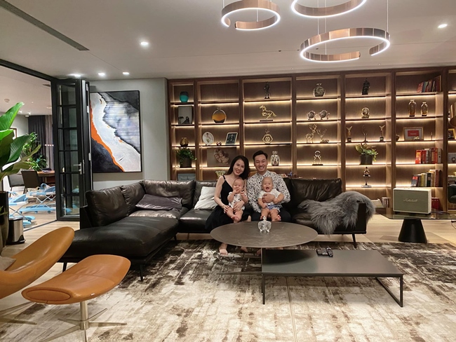 Được biết, Thành Trung và bà xã Ngọc Hương - một cựu tiếp viên hàng không hiện đang sống trong căn penthouse rộng 260m2, ước tính trị giá 18 tỷ đồng.