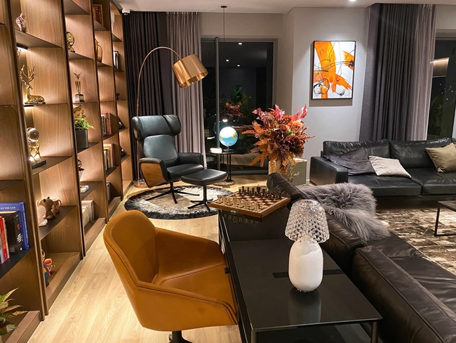Trước đó, MC 8X cũng đăng tải hình ảnh một góc trong phòng khách với nội thất hiện đại, sang trọng.