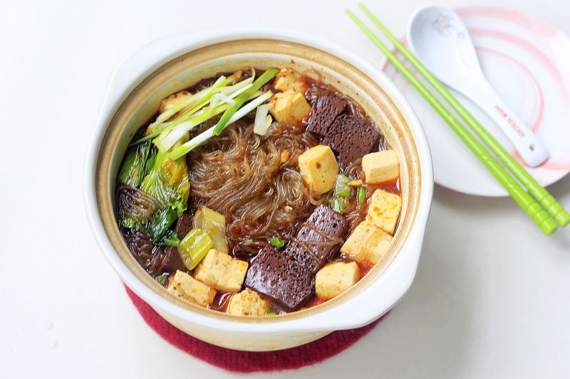 Không cần cầu kỳ, nấu miến với tiết và đậu phụ cũng đủ khiến cả nhà khen ngon - 1