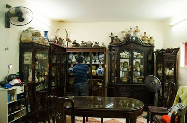 Trong nhà, nghệ sĩ Chí Trung trưng bày rất nhiều đồ cổ.  