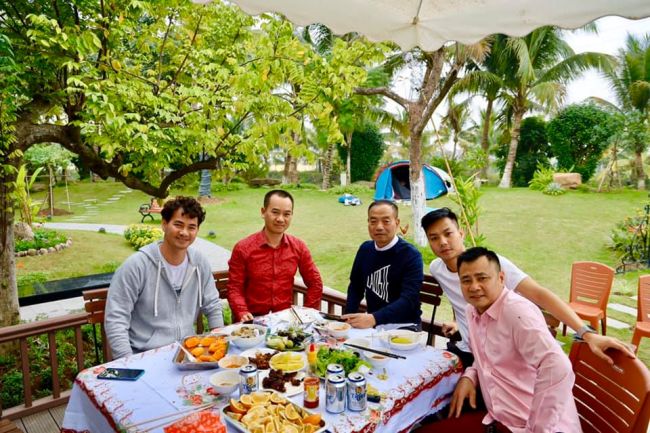 Năm 2018, Xuân Bắc từng khiến nhiều người bất ngờ khi hé lộ biệt thự rộng lớn tại Hà Nội. Có thể thấy, căn biệt thự được xây hoàn toàn bằng gỗ tự nhiên, có hiên nhà để thư giãn, đường đi bằng đá xen giữa những thảm cỏ xanh non, cây cối, hoa cỏ xung quanh nhà.