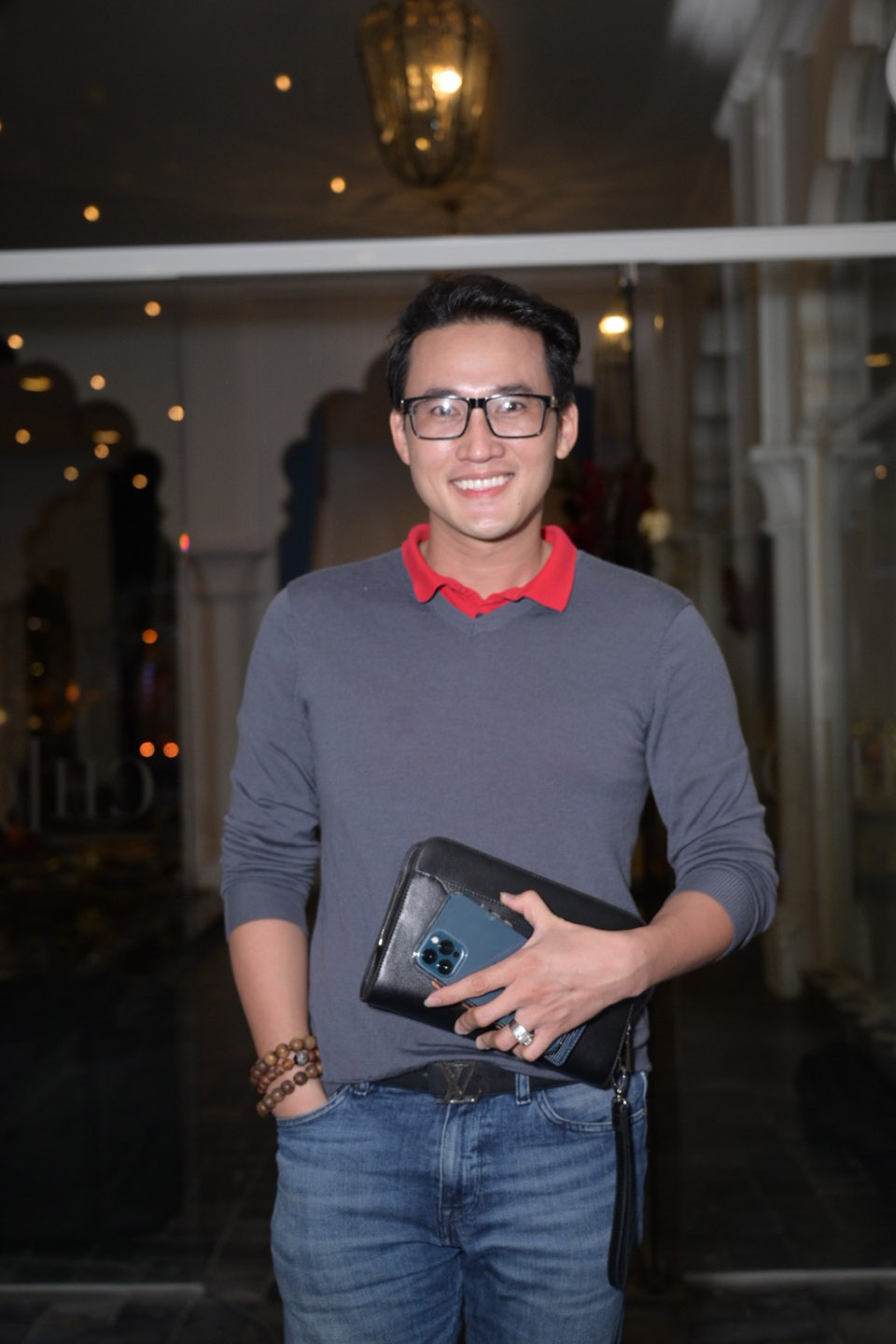 Vợ đại gia hơn tuổi của Quý Bình bật khóc nói điều này ngay trên sân khấu đám cưới - 18