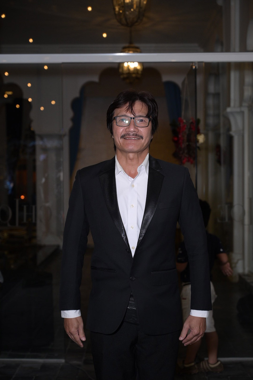 Vợ đại gia hơn tuổi của Quý Bình bật khóc nói điều này ngay trên sân khấu đám cưới - 15