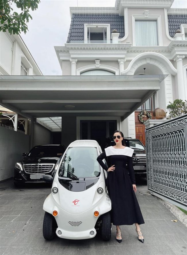Cách đây không lâu, Bảo Thy lại khiến nhiều người xuýt xoa khi tạo dáng trước căn biệt thự, khoe chiếc