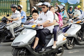 Đề xuất phạt nặng hành vi đi xe máy chở trẻ em không đội mũ bảo hiểm