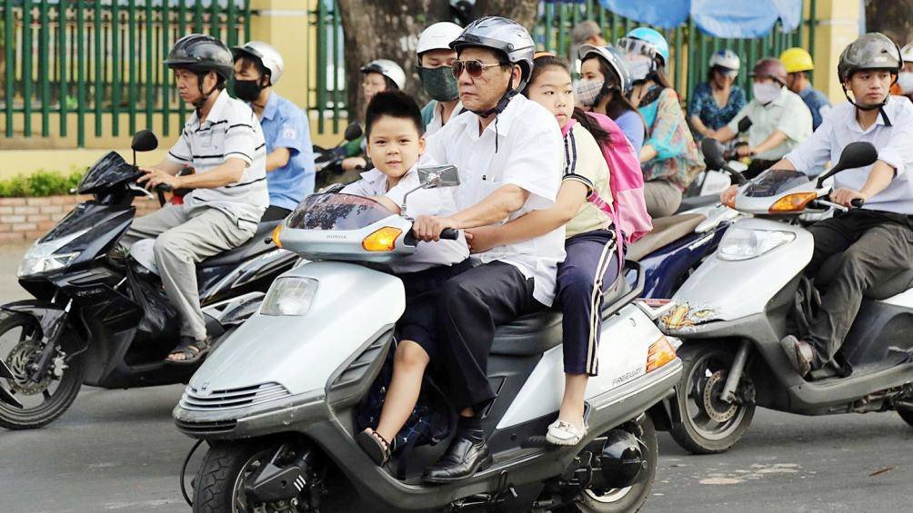 Đề xuất phạt nặng hành vi đi xe máy chở trẻ em không đội mũ bảo hiểm