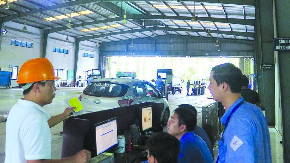 Bị chặn đăng kiểm, chủ xe khóc ròng kêu oan