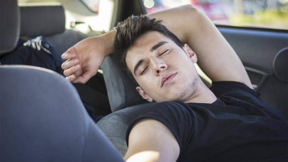 Ngủ trong xe ô tô thế nào cho an toàn, tránh bị chết não?
