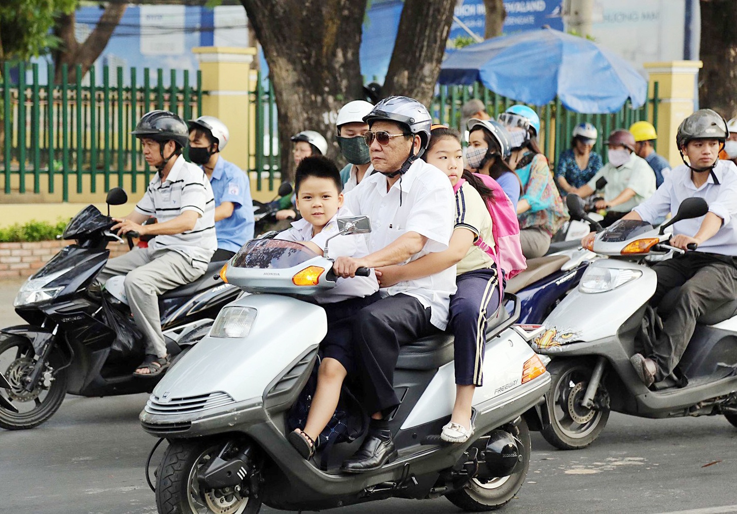 Đề xuất phạt nặng hành vi đi xe máy chở trẻ em không đội mũ bảo hiểm