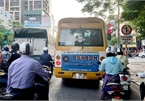 Bức xúc kiểu ô tô “điền vào chỗ trống” của tài xế Việt