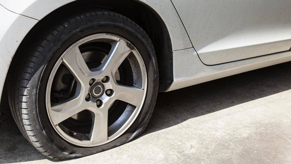 Nổ lốp xe khi đang di chuyển giữa đường phải làm thế nào?