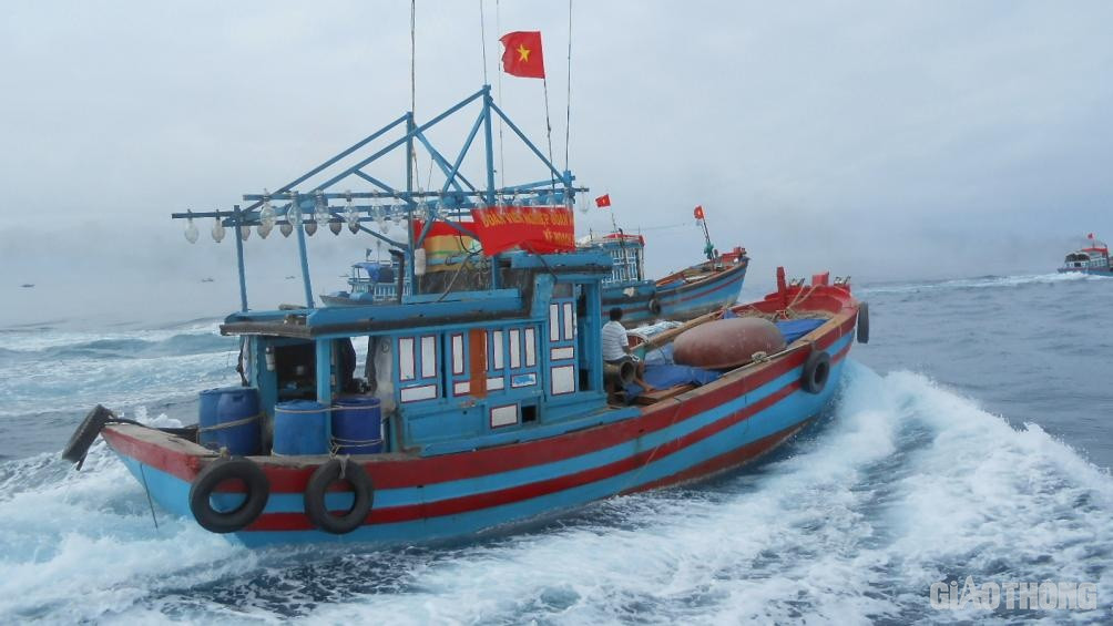 Nghe VietNamNet: Bão số 5 áp sát đất liền, 5.363 tàu thuyền đang trong vùng biển ảnh hưởng