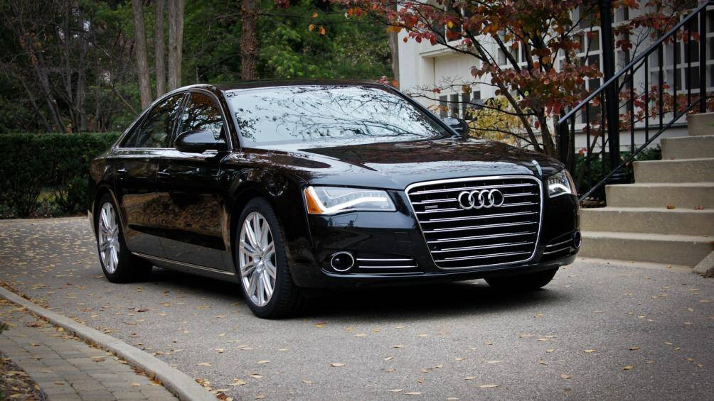 Audi A8L xuống giá ngang một chiếc Camry mới