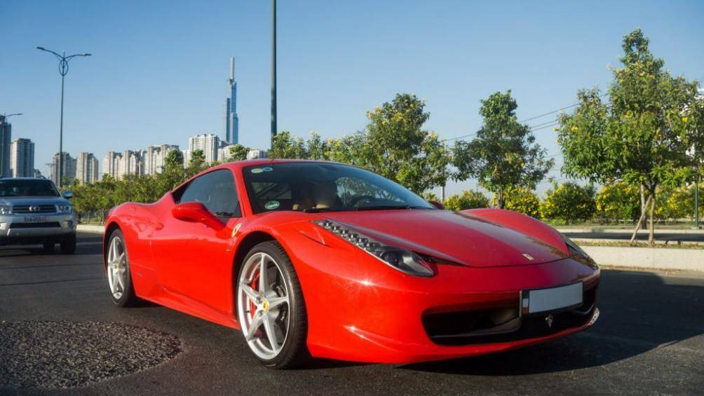 Chiêm ngưỡng siêu xe Ferrari 458 Italia trên đường phố Sài Gòn