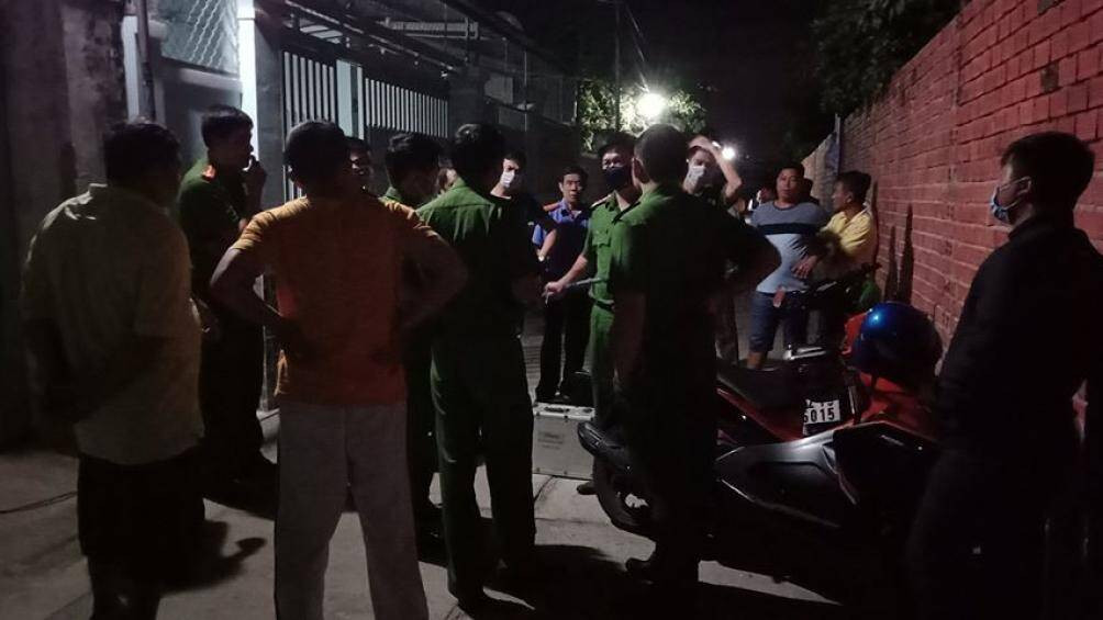 Người đàn bà nghi đem xăng đến nhà tình nhân tự thiêu, cả 2 cùng chết