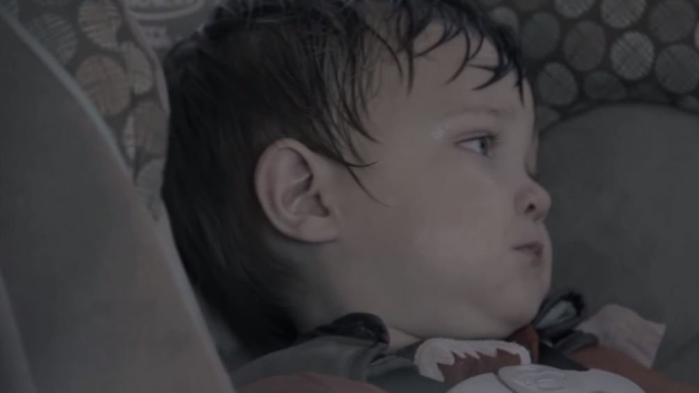 Bé gái 9 tháng tuổi tử vong do bị bỏ quên trong ô tô