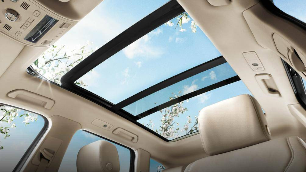 Phân biệt 2 loại cửa sổ trời ô tô: Sunroof và Moonroof