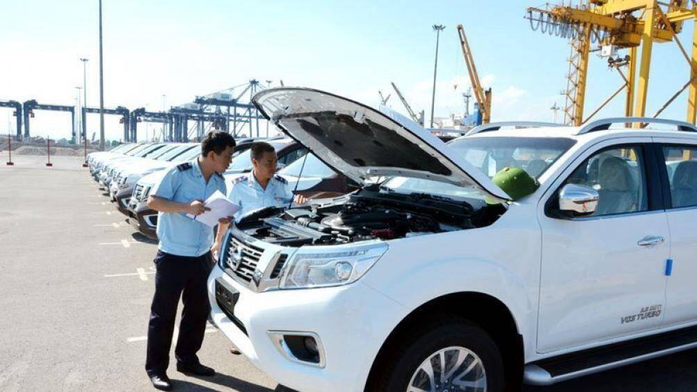 Hải quan truy tìm chủ nhân hàng chục xe Nissan bị 