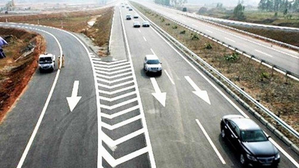 Quy chuẩn mới, tài xế cần nhận biết vạch kênh hóa dòng xe để tránh bị phạt