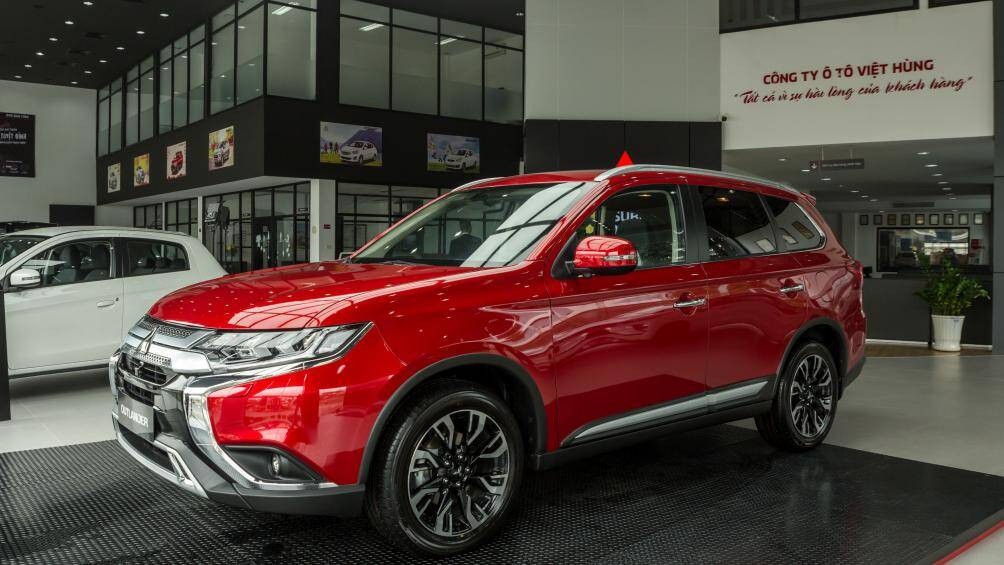 Đại lý ô tô khuyên khách hàng mua xe ngay kẻo sắp tăng giá