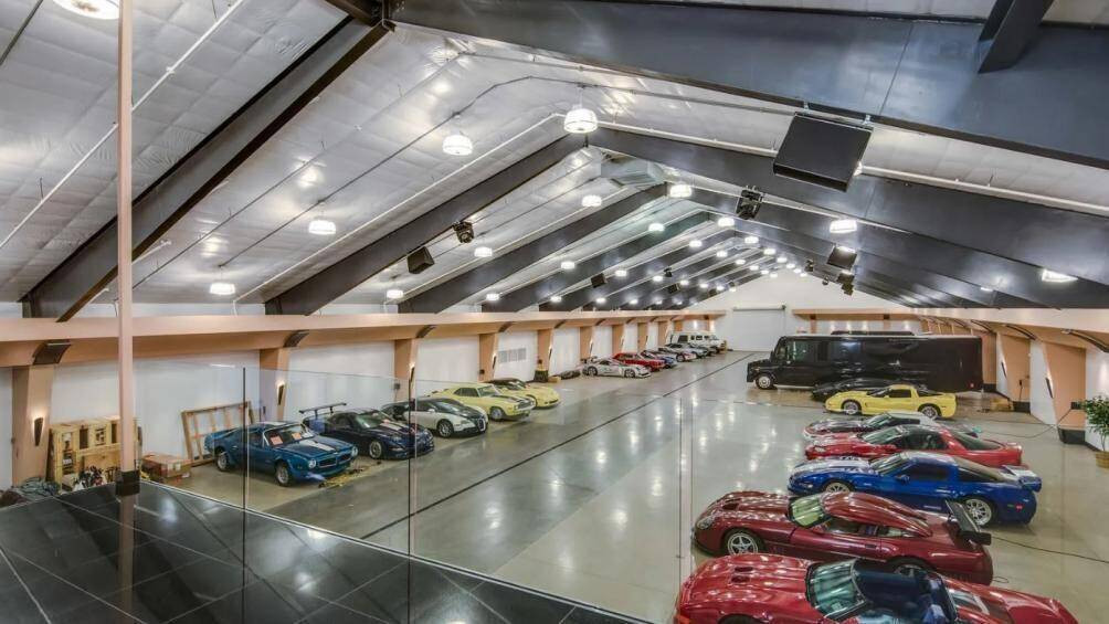 Ngắm gara chứa 100 siêu xe của tay đua lừng danh Richard Berry