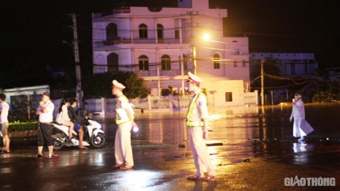 Binh dinh Lu dot ngot do ve trong dem de nut lon giao thong chia cat