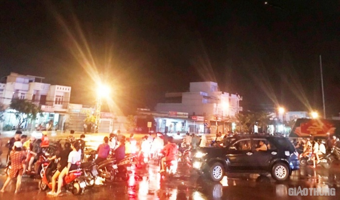 Binh dinh Lu dot ngot do ve trong dem de nut lon giao thong chia cat