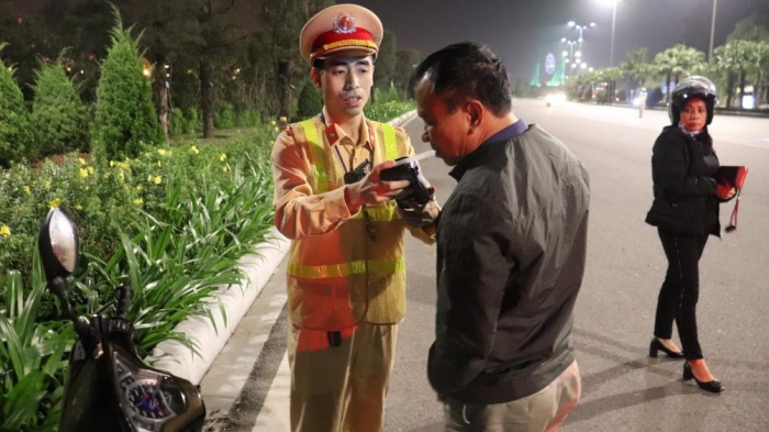 tài xế say khướt, csgt phải bế xuống xe vẫn cãi