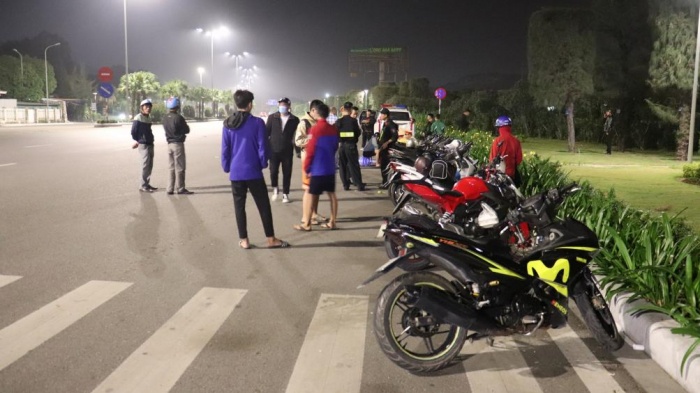 tài xế say khướt, csgt phải bế xuống xe vẫn cãi