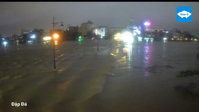 Mua lon TP Hue bi nuoc lu bua vay