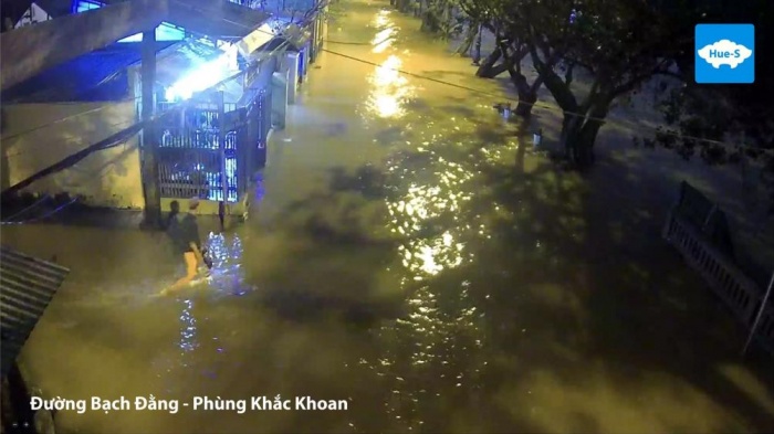 Mua lon TP Hue bi nuoc lu bua vay