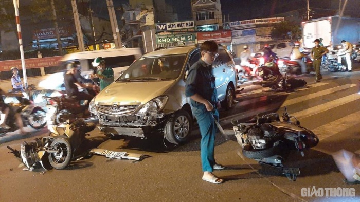TP.HCM: Ô tô húc văng nhiều xe máy dừng đèn đỏ, người ngã la liệt 1