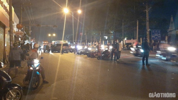 TP.HCM: Ô tô húc văng nhiều xe máy dừng đèn đỏ, người ngã la liệt 2