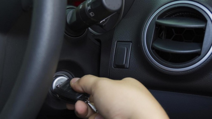 Bấm nút khởi động ô tô khi xe đang chạy, hậu quả thế nào? 4