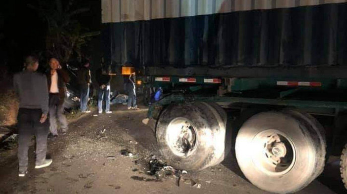 Hai người trên ô tô biển xanh đâm đuôi xe container ở Quảng Ninh đã tử vong 2