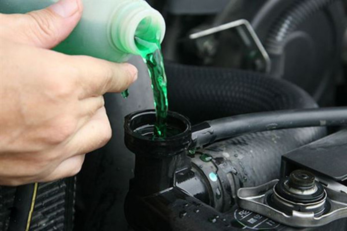 Két nước làm mát ô tô có cần phải vệ sinh? 1
