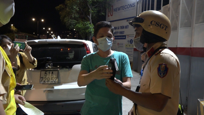 Dính nồng độ cồn còn rút thẻ luật sư, ma men không chịu ký biên bản 1