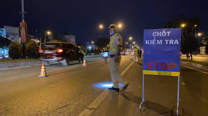 Dính nồng độ cồn còn rút thẻ luật sư, ma men không chịu ký biên bản 3