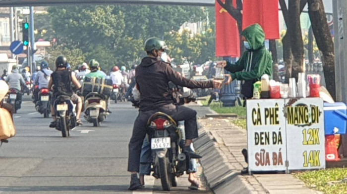 rác, rác, rác… ngập đại lộ đẹp nhất sài gòn