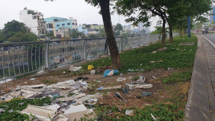 rác, rác, rác… ngập đại lộ đẹp nhất sài gòn