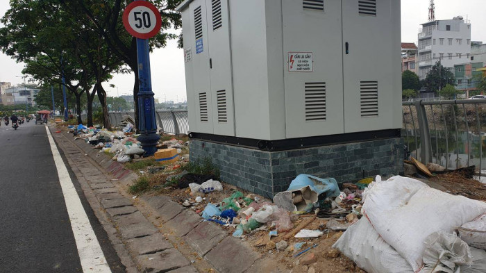 rác, rác, rác… ngập đại lộ đẹp nhất sài gòn