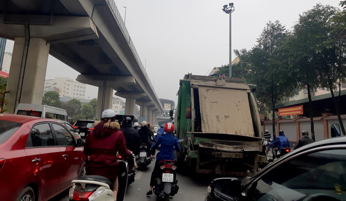 hà nội: nhan nhản xe chở rác hoạt động trong giờ cấm gây ùn tắc