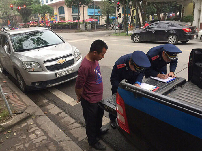 Đỗ xe có bật đèn cảnh báo sao vẫn bị phạt? 1