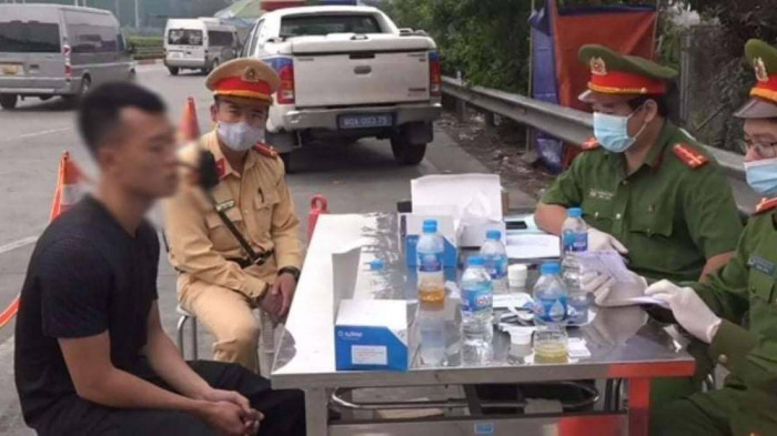 Biết kết quả test dương tính với ma tuý, lái xe vứt mẫu thử, giật bằng lái 1