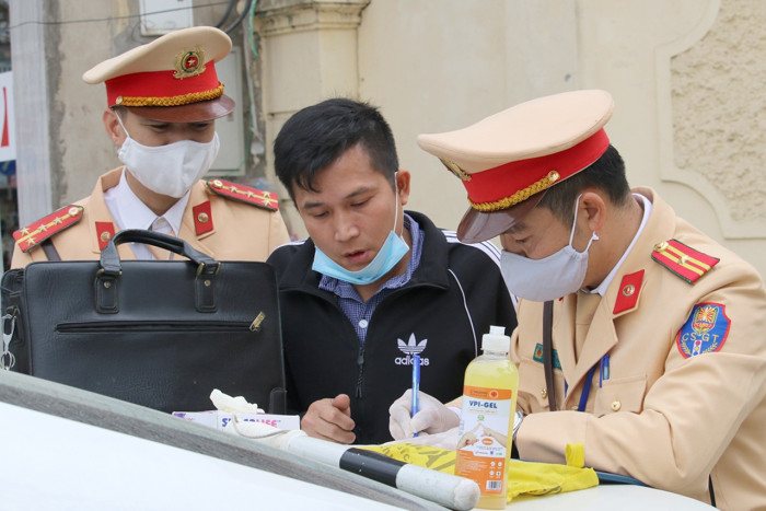 Tài xế giả báo mất để né tạm giữ bằng lái 2